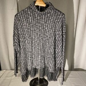 American Eagle Outfitters Black and White Turtleneck Sweater